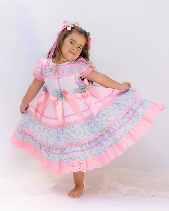 A Pipe et Mila celebra a magia da infância e a riqueza das tradições brasileiras em sua coleção de Festa Junina. Cada vestido e acessório é feito à mão, de forma artesanal e exclusiva, unindo delicadeza, autenticidade e o cuidado que é a essência da nossa marca. Um trabalho primoroso para momentos inesquecíveis. #festajuninainfantil #vestidofestajuninainfantil #festajunina #festajuninapipeetmila