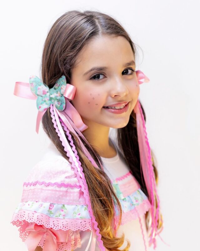 Nosso laço em formato de borboleta é 100% feito à mão, com tecido floral e fitas delicadas, pensado especialmente para completar o look de Festa Junina com charme e originalidade. #festajuninainfantil #festajunina #vestidofestainfantil #acessoriosfestajunina #festajuninapipeetmila