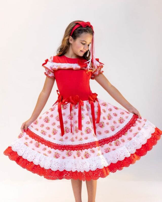 Clássico da coleção junina, este vestido combina estampa floral, laços e acabamentos em renda. Todo feito à mão — um trabalho minucioso pensado para encantar em cada detalhe. #festajulina #vestidodefestainfantil #vestidodefestajunina #juninapipeetmila #lindadepipeetmila