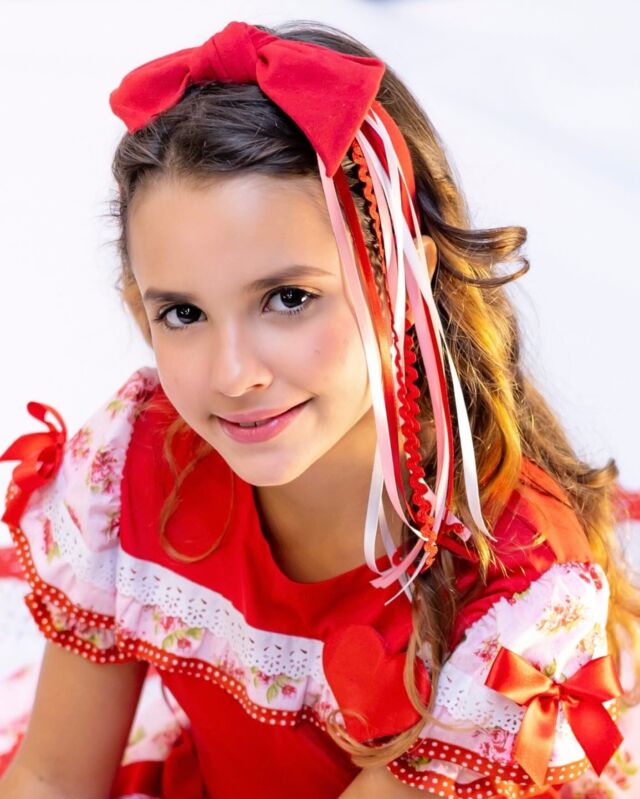 Um laço, várias fitas e todo o encanto da tradição junina em um só acessório. #festajunina #juninapipeetmila #acessoriosfestajunina