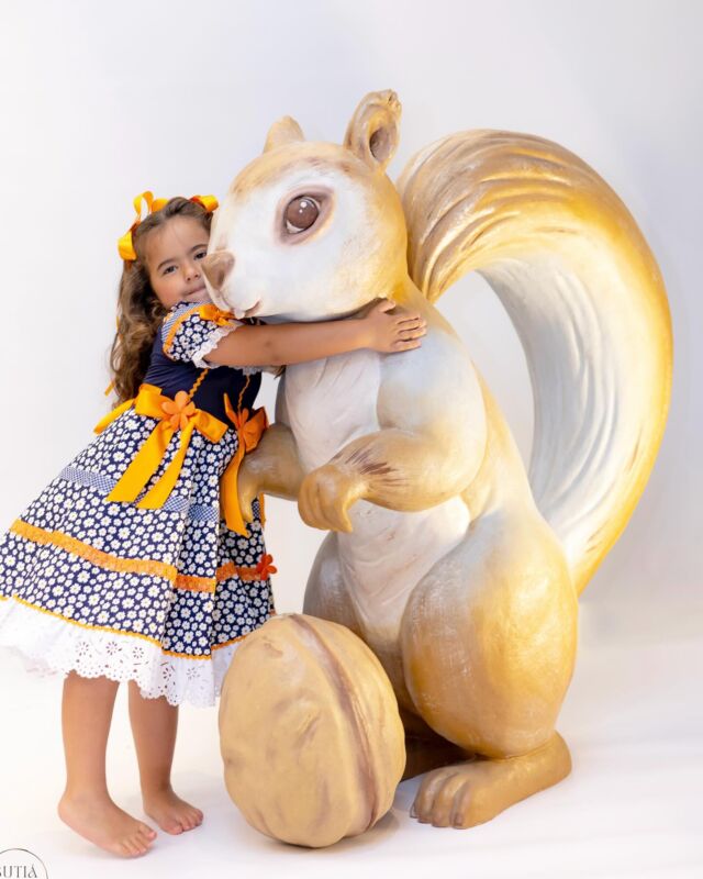 Em estampa floral azul marinho com margaridas, o Vestido Duda ganha vida com aplicações de rendas delicadas, fitas de cetim e laços laranja vibrantes que trazem alegria à peça. 
#festajulina #modainfantil #ModaInfantil #VestidoJunino #ModaJunina #LookJunino #FestaJunina2025 #LookCaipira #ArraialEstiloso #RoupaJuninaInfantil #FeitoAMão #artesanal