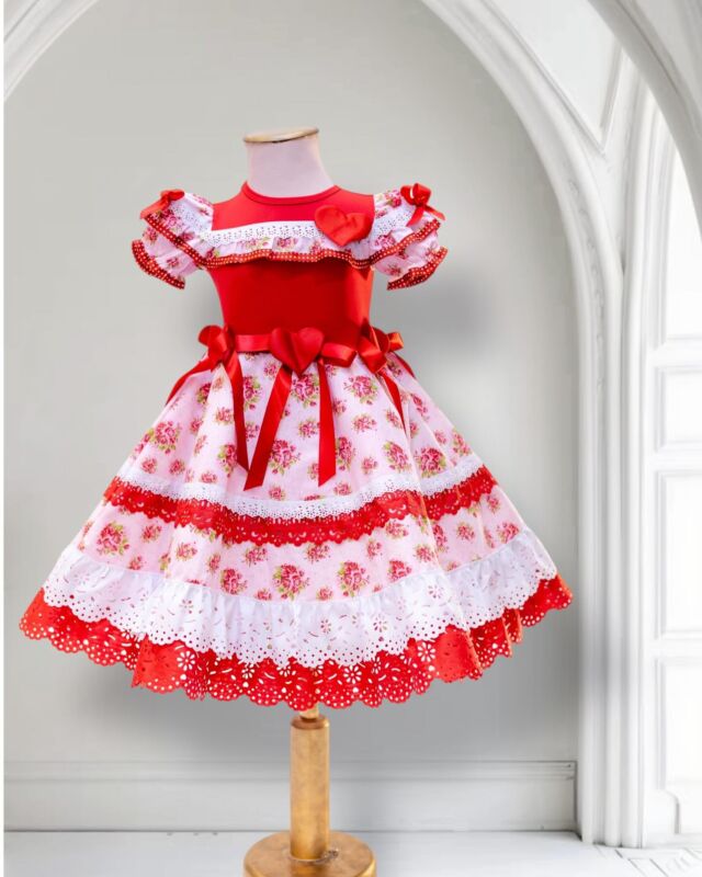 Delicadeza em cada detalhe: vestido artesanal com estampa floral, babados rendados e laços  que encantam no clima das festas juninas. #vestidofestajunina #festajunina #festajuninainfantil #juninapipeetmila