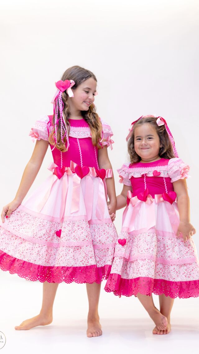 Nosso vestido ‘Bela’ é feito para brilhar nas quermesses mais especiais. Todo trabalhado em tons de rosa, com laços e corações aplicados, ele transforma qualquer momento em pura alegria! #festajulina #amopipeetmila #vestidofestajuninainfantil #vestidofestajunina #festajunina