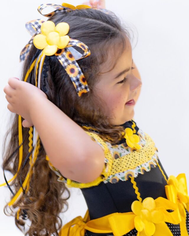 🎀 Detalhes que encantam!
Nossos laços temáticos  com girassóis é o toque final perfeito para os looks juninos. Com fitas coloridas e aplicação floral, ele combina charme, leveza e muita alegria para as pequenas brilharem nas festas! 🌻✨
⠀
Disponível na coleção de Festa Junina 2025 da Pipe et Mila.

#PipeEtMila #FestaJunina2025 #LookJunino #ModaInfantil #AcessóriosInfantis #Girassol #FeitoComAmor amopipeetmila